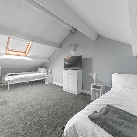 House- 3 Bedrooms *